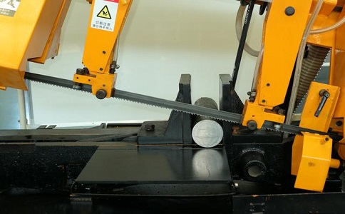 北川数控带锯床自动送料精度会出现偏差吗？